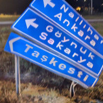 Trafik levhasına çarpıp kaçan alkollü sürücüye 25 bin TL ceza