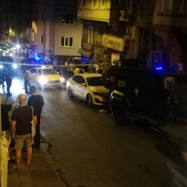 Beyoğlu'nda sokağa bırakılan patlayıcı nedeniyle bina, araç ve iş yerlerinde hasar meydana geldi