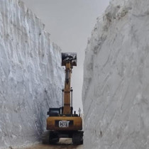 Hakkari'de yazın ortasında 6 metrelik kar mesaisi
