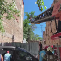 Kadıköy'de yıkımı yapılan binada kısmi çökme; 2 işçi kurtarıldı