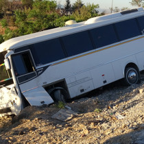 Lastiği patlayan servis aracı şarampole devrildi