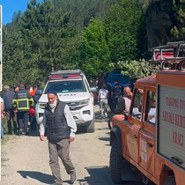 100 metrelik uçuruma düşen otomobilde feci ölüm!