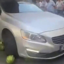 Tartıştığı pazarcının karpuzlarını otomobiliyle ezdi
