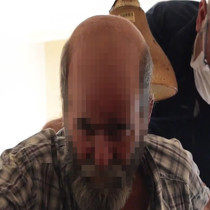 Biriktirdiği çöpler nedeniyle evde mahsur kaldı