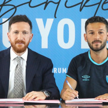 Erzurumspor, hocasına ve 5 futbolcuya imza attırdı
