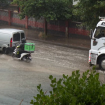 İstanbul'da sel felaketi! Caddeler, sokaklar ve dükkanlar sular altında kaldı