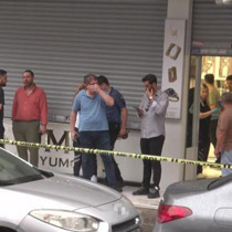 İstanbul'da silahlı kuyumcu soygunu: Şüpheliler altınlarla kaçtı