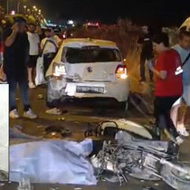 Motosiklet, emniyet şeridindeki otomobile çarptı; 1 ölü, 1 yaralı