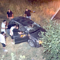 Acemi sürücü, fren yerine gaza basıp boş araziye düştü