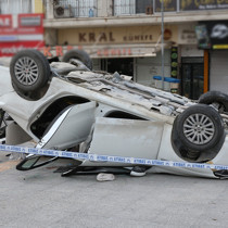 Hatay'da otomobil devrildi: 2 kişi can verdi, 3 kişi yaralandı