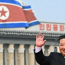 Kuzey Kore'den yeni füze gösterisi: Kuzey Kore lideri Kim, test atışını takip etti