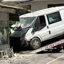 Minibüsle çarpışıp kıraathanede oturanların arasına daldı: Ölü ve yaralılar var