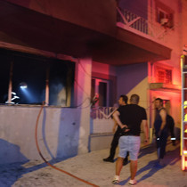 Ağabeyini bıçakla kovaladı, evi ateşe verdi
