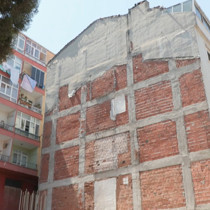 Ağır hasarlı binaya mührü kırıp girdiler: Her an yıkılabilir