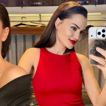 Fahriye Evcen tatil pozlarıyla gündem oldu