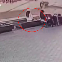 Fatih'te kadın hırsız bankta oturanların çantalarını böyle çaldı
