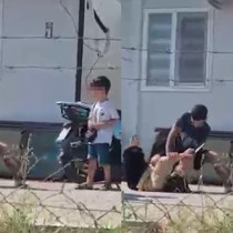 Elinde bıçakla yere yatırdığı eşini çocuklarının yanında darbetti