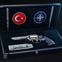 Erdoğan'dan NATO liderlerine anlamlı hediye: İşlemeli özel üretim tabanca