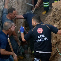 Kanalizasyon kazısında göçük; bir işçi kurtarıldı