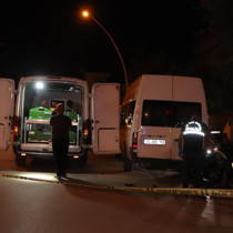 Motosiklet önce kaldırıma sonra park halindeki araca çarptı: 2 ölü