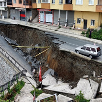 Rize’de yol çöktü: 2 bina tahliye edildi