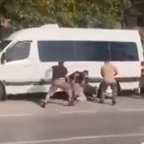 Trafikte tartıştıkları kişiyi sopayla dövdüler: 4 gözaltı