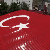 Vatan sevgisini evinin çatısına işledi