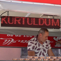Boşanmasını lokma dağıtarak kutladı: Kurtuldum, Akın Gürlek'e teşekkür ederim