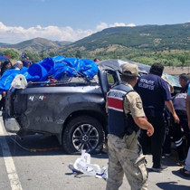 Kamyonet devrildi: 1 kişi öldü, 3 kişi yaralandı