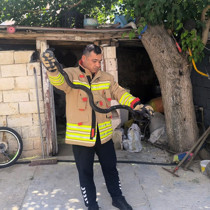 Evin bahçesinde yılan paniği