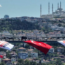 İstanbul Boğazı'ndaki köprülere 15 Temmuz dolayısıyla Türk bayrağı asıldı