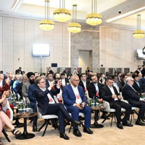 4. Şuşa Global Medya Forumu'nda D-8 Medya Mükemmeliyet Merkezi stratejisinin sunum toplantısı gerçek