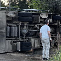 Sakarya'da tır ile çarpışan işçi midibüsü devrildi