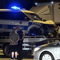 Polis aracı ile otomobil çarpıştı