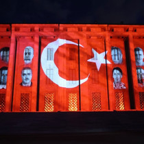 TBMM binasına 15 Temmuz'un 10'uncu yılında şehitlerin fotoğrafı yansıtıldı