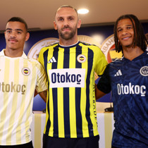Fenerbahçe yeni transferleri için imza töreni düzenledi