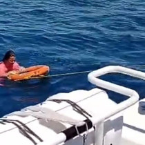 Kuşadası'nda korku dolu anlar! Denizde açığa sürüklenen kadın, deniz polisi tarafından kurtarıldı