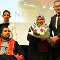 Annesinin tekerlekli sandalyeyle okula getirip götürdüğü Abdulsamet, üniversiteyi dereceyle bitirdi
