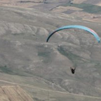 Kayalıklara düşen yamaç paraşütü pilotu öldü