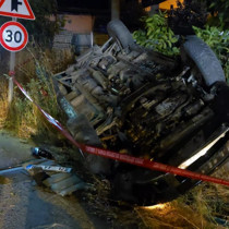 Bursa'da otomobil takla attı: İki yaralı