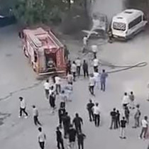 Park halindeki minibüs alev aldı