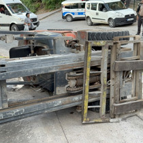 Forklift rampa aşağı inerken devrildi: Yaralılar var