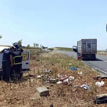 Kamyon ile hafif ticari araç çarpıştı: 2 ölü, 3 yaralı