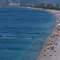 Antalya'da hissedilen sıcaklık 44 dereceyi buldu
