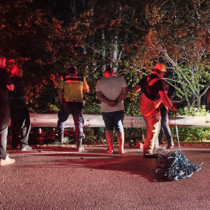 Uçurum kenarında bulunan motosiklet ekipleri harekete geçirdi