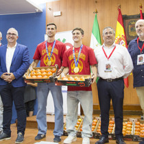 İspanyol futbolcular Fabian Ruiz ve Gavi'ye memleketlerinde domates hediye edildi