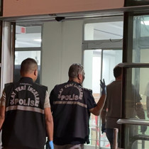 Tabancayla yaraladıkları kişiyi hastaneye bırakıp kaçtılar