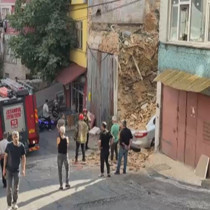 Beyoğlu'nda 2 katlı metruk bina otomobilin üzerine çöktü