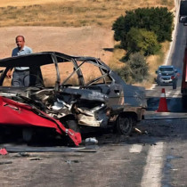 Çarpışan otomobillerden biri alev aldı: 1 ölü, 2 yaralı