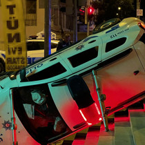 Otomobil ile çarpışan polis aracı devrildi: 3 yaralı